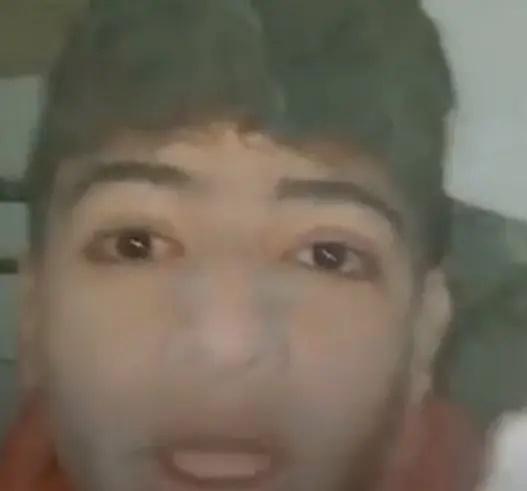 هل تتذكرون هذا الطفل.. خرج من تحت الأنقاض وانضم لفريق الإنقاذ