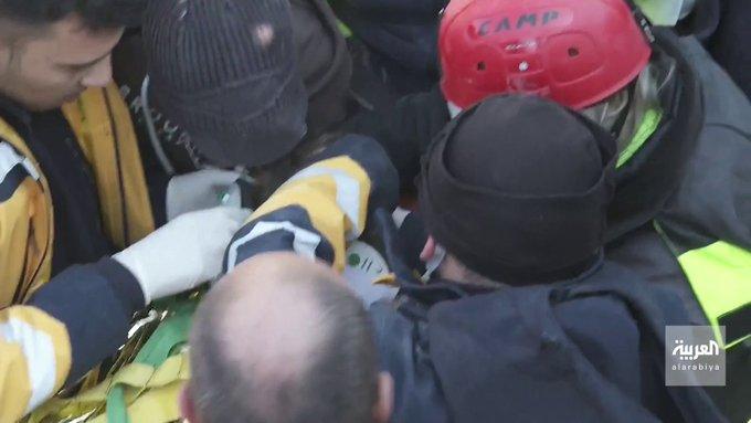 لحظة إنقاذ الطفلة عائشة 7 سنوات بعد 6 أيام قضتها تحت الأنقاض في تركيا (فيديو)