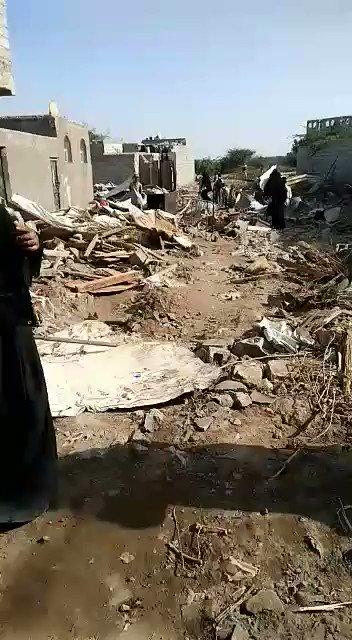 الحوثيون يقومون يهدم العدد من المنازل في حي الربصة بالحديدة (فيديو)