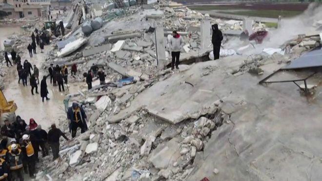 بالفيديو.. لحظة إخراج شابة تركية مكثت ١١ يوم تحت الأنقاض