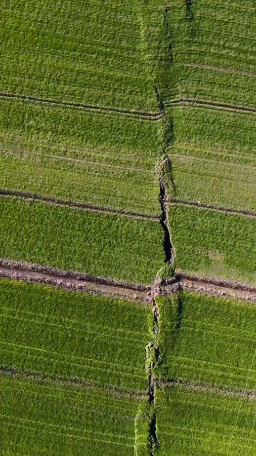 فيديو يظهر صدع وانشقاق للارض في احدى قرى منطقة كهرمان بتركيا جراء الزلزال