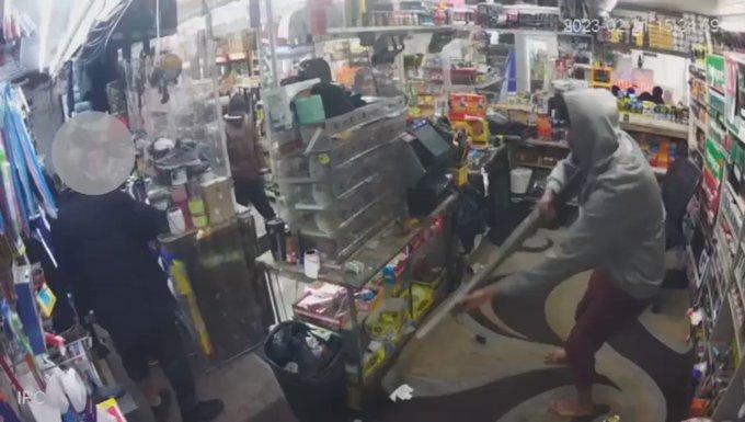 في أمريكا.. شاب يمني من الضالع يقتل زميله بدم بارد وكاميرا المراقبة وثقت الحادثة