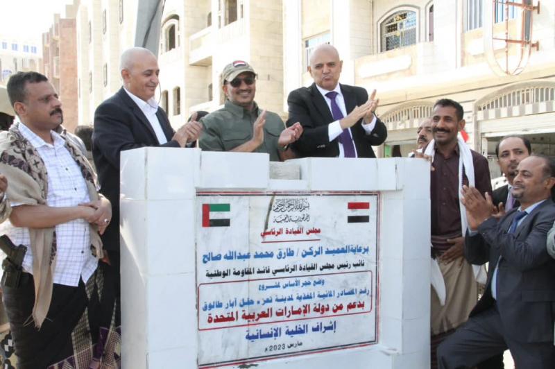 طارق صالح يضع حجر أساس لمشروع مائي كبير لمدينة تعز (صورة)