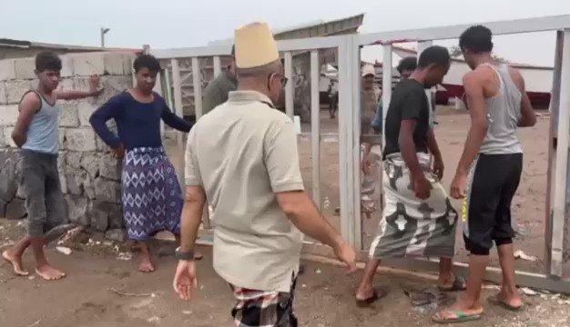 طارق صالح يتفقد عدد من الاحياء وورش ومعامل صناعة القوارب في المخا