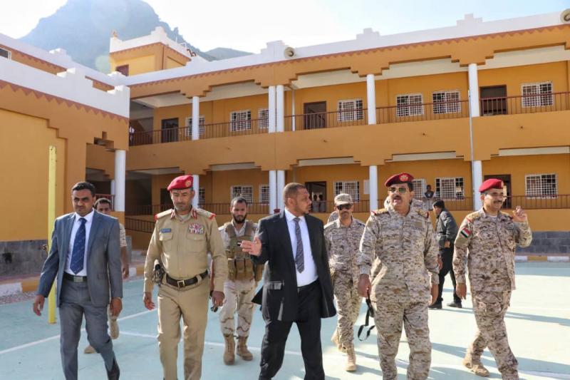 وزير الدفاع اليمني ورئيس هيئة الأركان يزورون يصلون إلى محافظة سقطرى