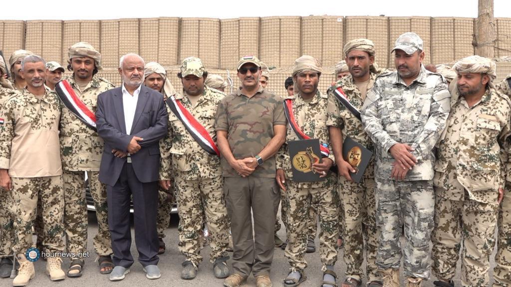 طارق صالح يعلن عن تكريم جرحى في جبهة الساحل الغربي بأكثر من 30 سيارة