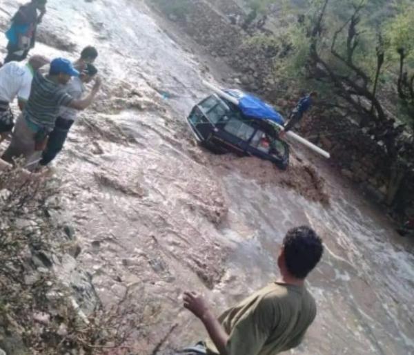السيول تحاصر مسافرين داخل سيارة في سائلة القبيطة بلحج