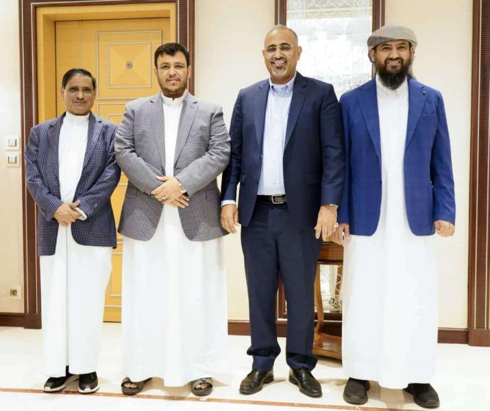 صورة تجمع عدد من أعضاء مجلس القيادة الرئاسي اليمني أثناء تواجدهم في السعودية