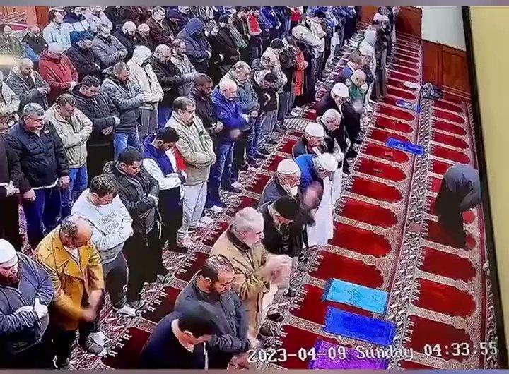أثناء السجود.. شخص يتسلل في صفوف المصلين ويطعن إمام مسجد عمر بن الخطاب رضي الله عنه (فيديو)