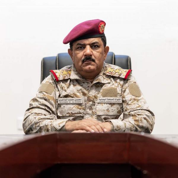 وزير دفاع الحكومة الشرعية يرحب بالمحررين من سجون الحوثيين