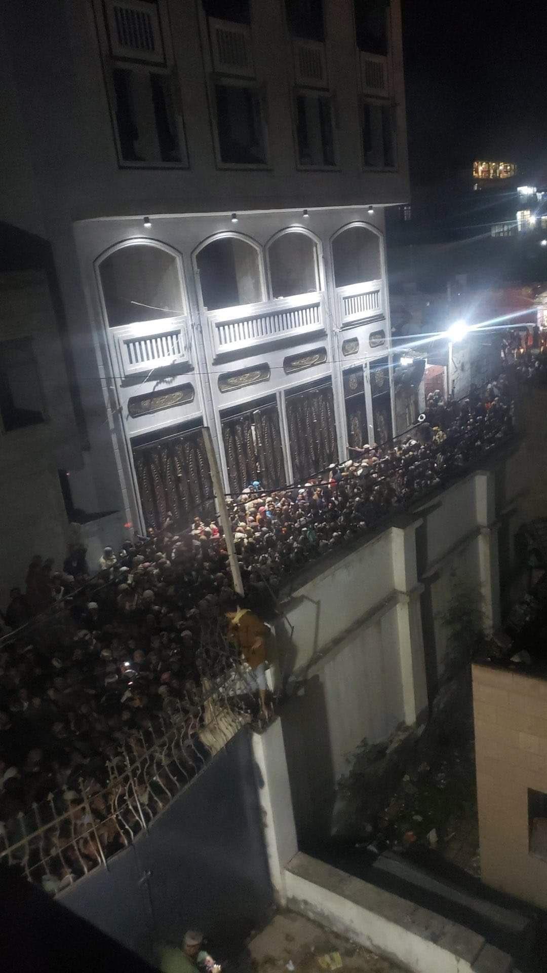 الرواية الحقيقة لحادثة التدافع التي وقعت امس في صنعاء وراح ضحيتها 100 قتيل واكثر من 100 جريح