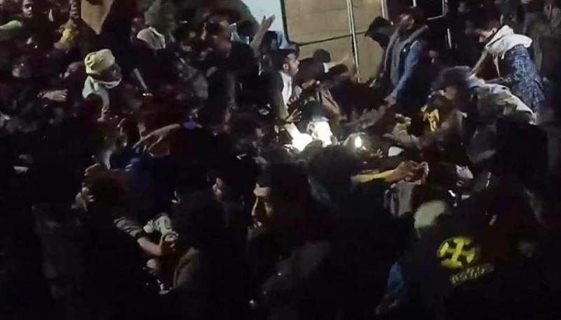 شاهد عيان يروي لأخبار الساعة تفاصيل حادثة التدافع المؤلمة بصنعاء ليلة 28 رمضان