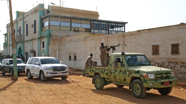 خروج سجناء من سجن كوبر بالخرطوم من بينهم الرئيس السابق عمر البشير