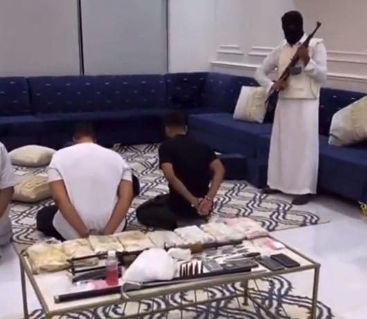 فيديو.. مراقبة حية لعصابة ترويج مخدرات وشبو في مدينة جدة السعودية ولحظة الإطاحة بهم 