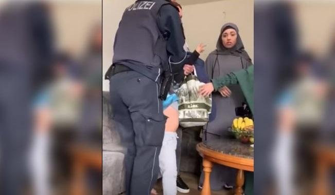 السلطات الألمانية تنتزع طفلا مسلما من عائلته عنوة لقوله ان المثلية حرام.. والشرطة تعلق