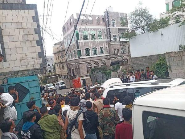 إبن يقتل والده بطريقة بشعة ويهشم رأسه بمطرقة