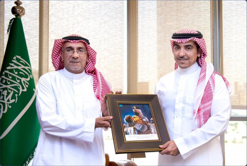 تكريم إعلامي سعودي التقط واحدة من أجمل الصور التي تم تداولها عالمياً 