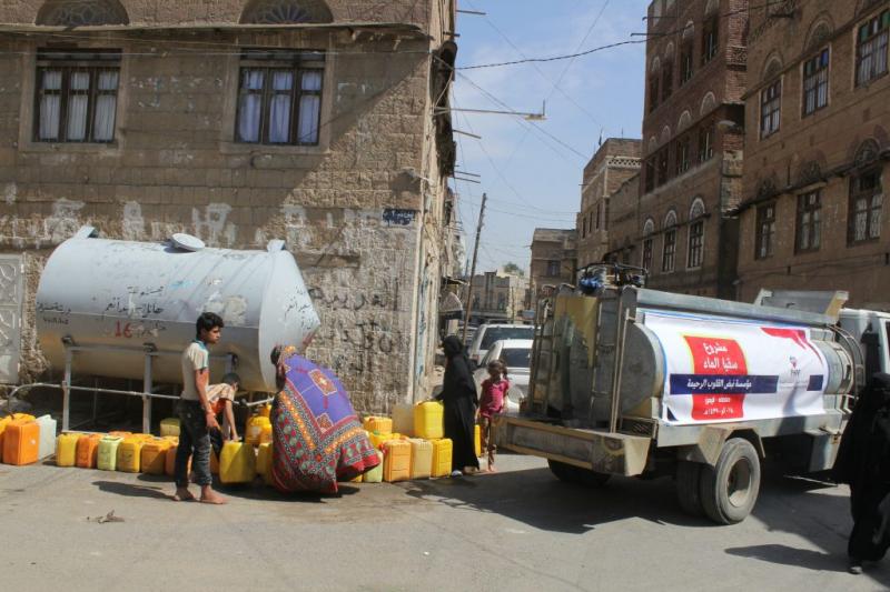 مضاربة عنيفة على ماء السبيل بصنعاء يسفر عن مقتل فتاة بالطعن (فيديو)