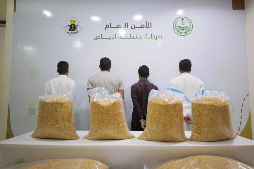 بينهم يمنيين.. السلطات السعودية تضبط 1.2 مليون قرص مدر مخبأة بطريقة ذكية