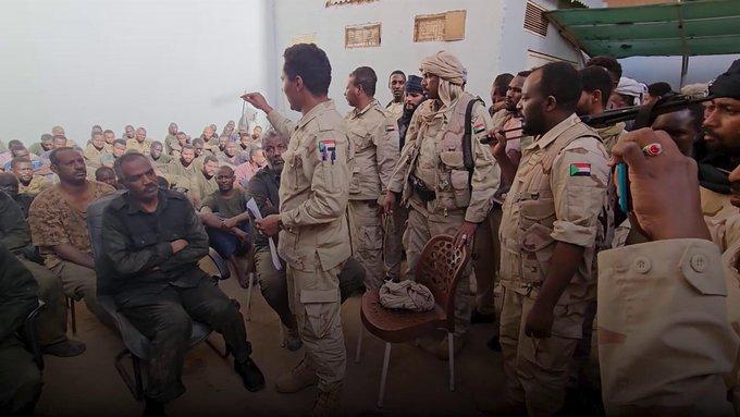 فيديو يظهر استسلام 130 ضابط وضابط صف من قيادات الحرس الجمهوري للدعم السريع بالسودان