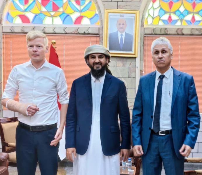 نائب رئيس مجلس القيادة «المحرمي» يلتقي بالمبعوث الأممي إلى اليمن