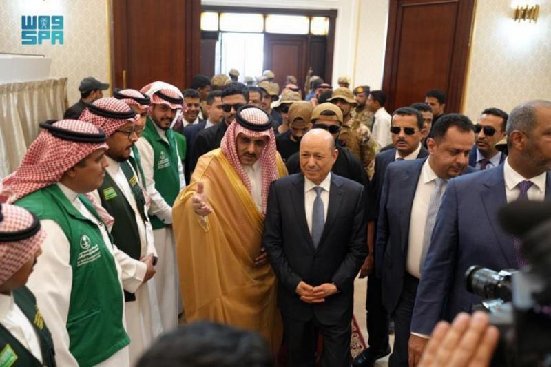 بحضور السفير السعودي.. الرئيس العليمي يدشن افتتاح مستشفى عدن العام وحزمة من المشاريع السعودية