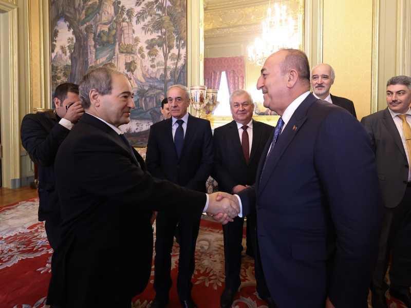 مصافحة تاريخية بين وزيري خارجية تركيا وسوريا اليوم في موسكو