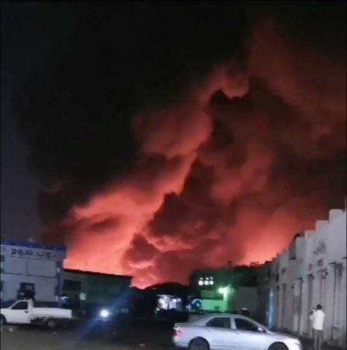 شاهد فيديو حريق ضخم في سوق الصواريخ في جدة 
