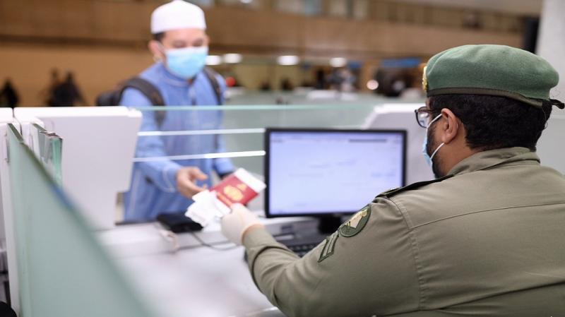 الجوازات السعودية ترد على مواطن استفسر عن سبب سحب 1600 ريال عند تجديد هوية مقيم لديه بعد انتهاء المدة