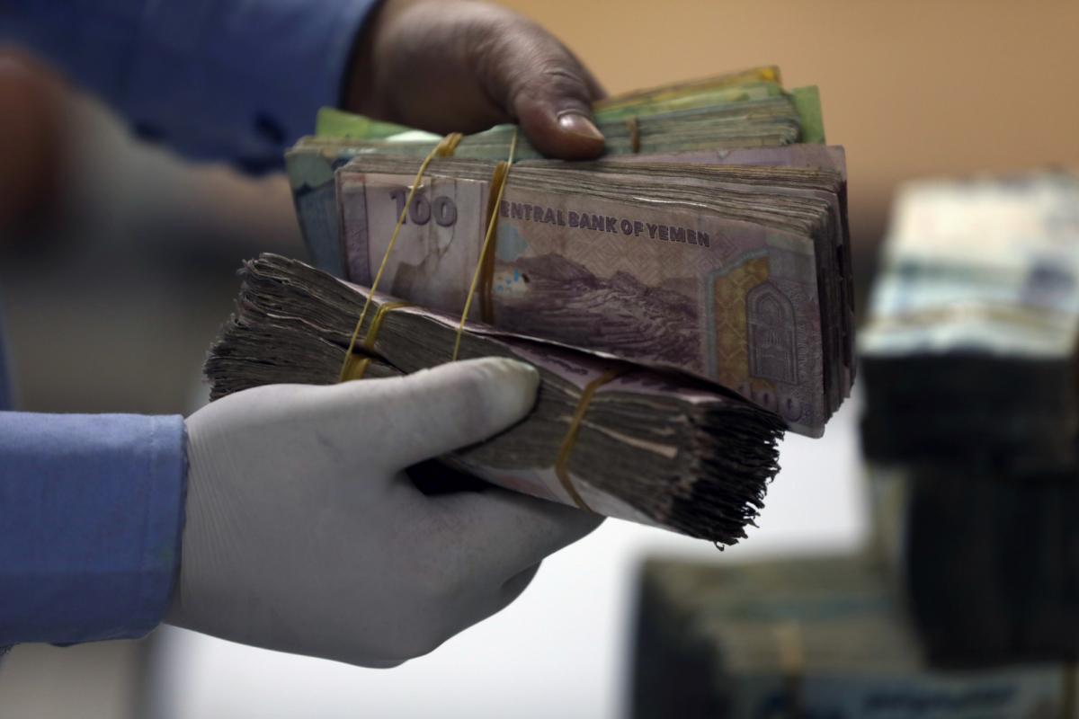 مفاجئة جديدة في أسعار صرف العملات الأجنبية امام الريال اليمني الأربعاء 17 مايو 2023م