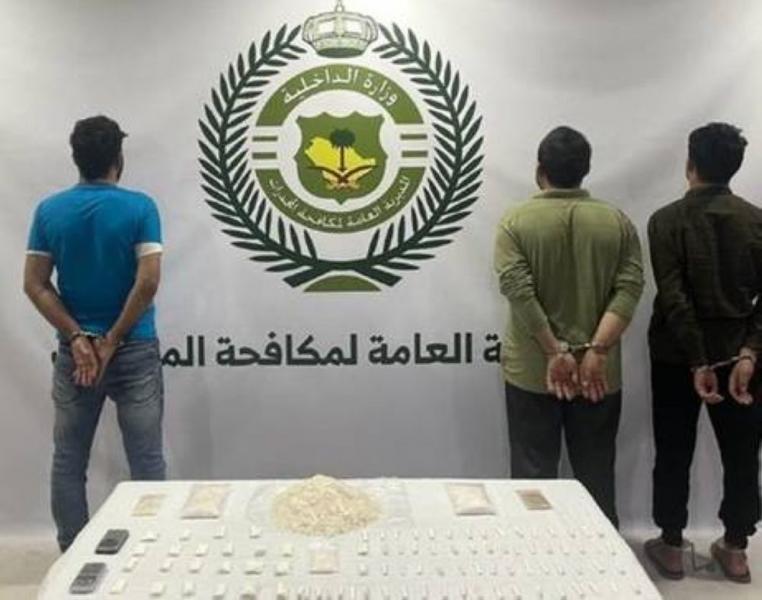 الاطاحة ب ٣ مقيمين في مدينة جدة السعودية.. وهذا ما كانوا يفعلونه!