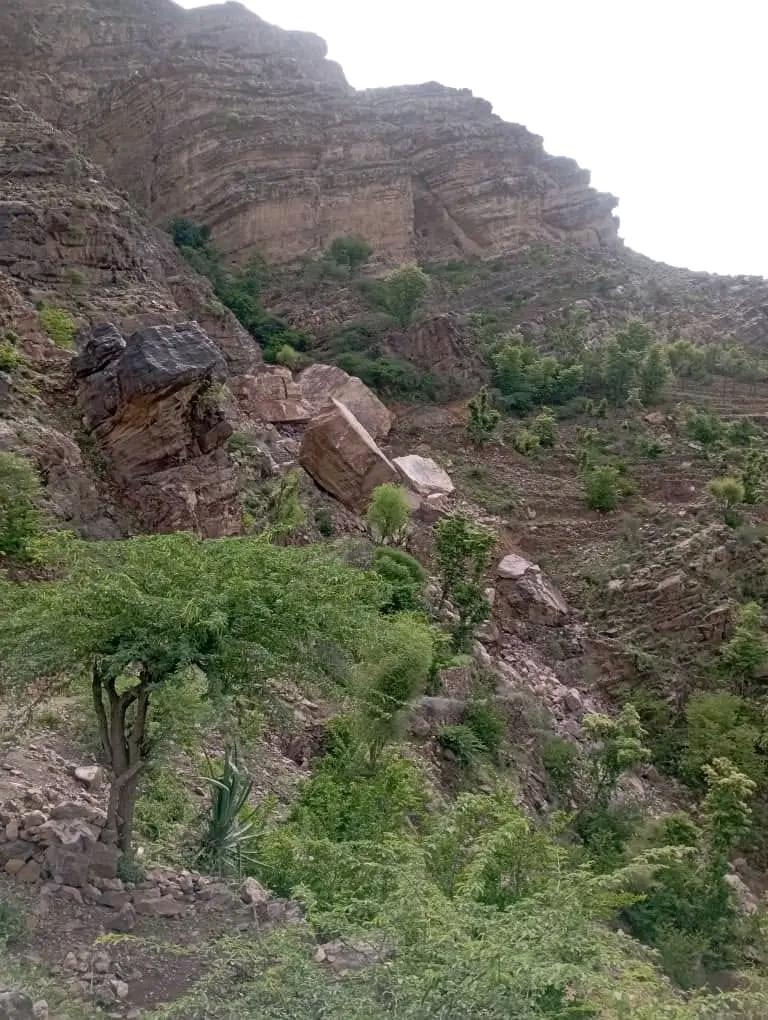 انهيار صخري جبلي يهدد حياة قرية كاملة في مديرية حزم العدين بمحافظة إب