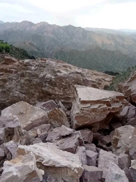 انهيار صخري جبلي يهدد حياة قرية كاملة في مديرية حزم العدين بمحافظة إب