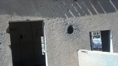أثار قذيفة على مبنى القسم أثار قذيفة على مبنى القسم