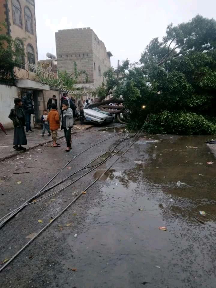 إعصار قمعي ورياح شديدة تضرب مناطق في اليمن وحدوث اضرار بشوارع صنعاء (فيديو + صور)