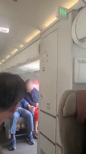 مسافر يفتح باب طائرة آسيانا في الجو ويعرض حياة الجميع للخطر
