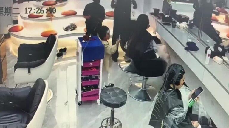 سيدة تفغل عن طفلتها في صالون تجميل.. فحدث مالا يحمد عقباه