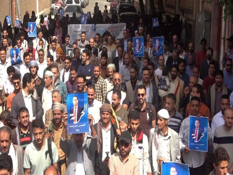 وقفة احتجاجية بصنعاء لعمال وموظفي شركتين اغلقهما الحوثيين واعتقلوا مديرهما