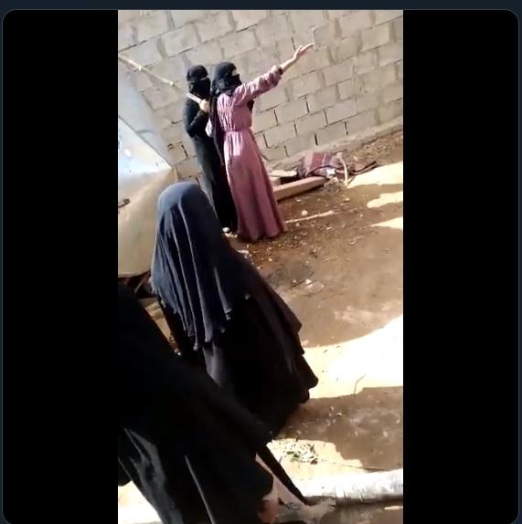 فيديو: مسلحون حوثيون يعتدون ويقتحمون منزل نساء بسبب عدم ارتداء بنت للحجاب