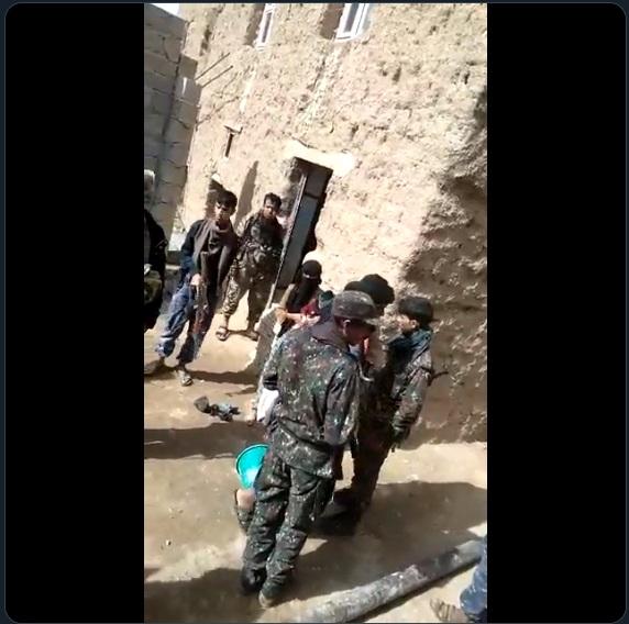 فيديو: مسلحون حوثيون يعتدون ويقتحمون منزل نساء بسبب عدم ارتداء بنت للحجاب فيديو: مسلحون حوثيون يعتدون ويقتحمون منزل نساء بسبب عدم ارتداء بنت للحجاب