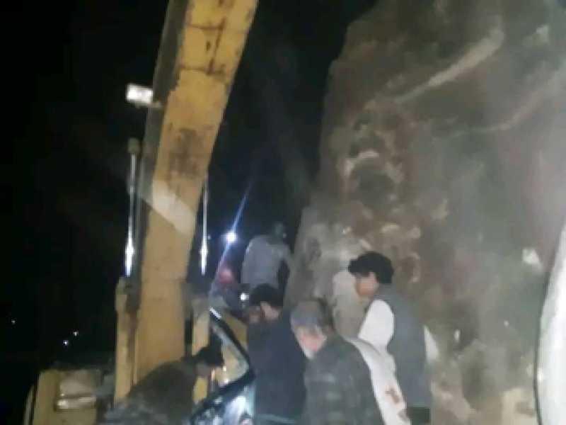 سقوط صخرة كبيرة على ”بوكلين” يعمل في محافظة المحويت ووفاة السائق ”فيديو”
