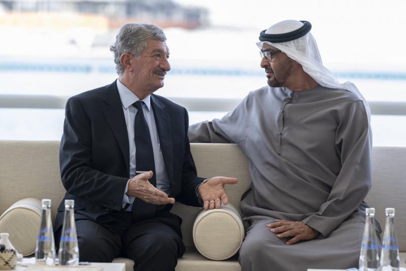 رئيس الإمارات «محمد بن زايد» يكرم مهندس عراقي بعد قيامه بزراعة أشجار والاهتمام بهم