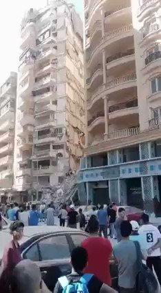 انهيار عمارة من 13 طابقاً في الإسكندرية بمصر، وعدد كبير من السكان تحت الانقاض