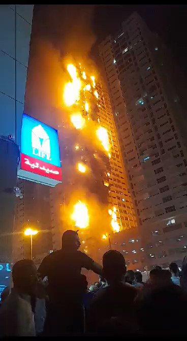 حريق يحدث الآن في عمارة شاهقة في إمارة عجمان بالإمارات