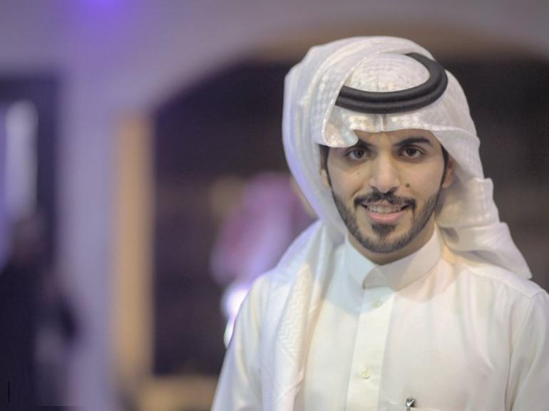مشهور السناب غازي الذيابي يقدم هدية 30 الف ريال لوافد يمني .. لهذا السبب !