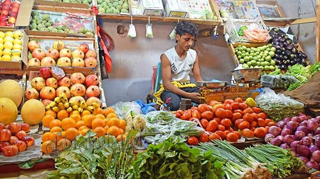 تعرف على أسعار الخضروات والفواكه بسوق الجملة في المنصورة بعدن 