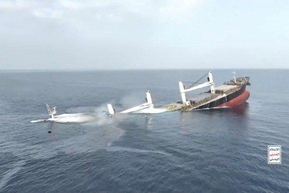 الإعلان عن انتهاء عملية البحث عن بقية أفراد طاقم سفينة الشحن “إترنيتي سي” التي هاجمتها جماعة الحوثي