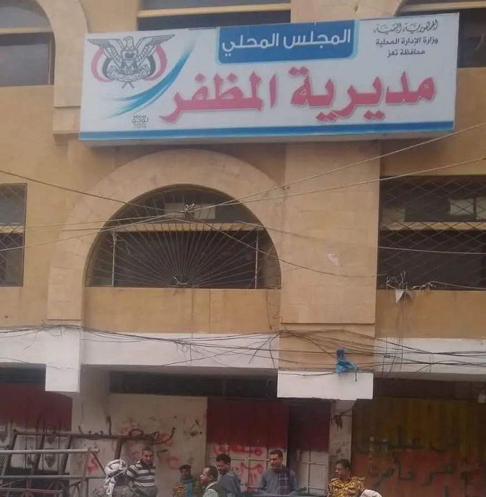 إقتحام مقر حكومي في تعز من قبل عصابة مسلحة