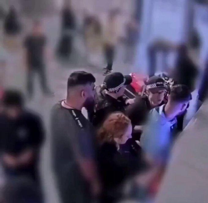 عائلة باكستانية تعرضت للضرب والإهانة من قبل شرطة بريطانيا في المطار والابن يضرب الشرطه