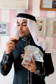 صحيفة تهاجم فناناً سعودياً ظهر عارياً